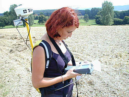 BEE- Mitarbeiterin beim Feldervermessen mittels DGPS